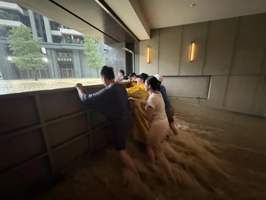 影/高雄左營大樓「車道灌黃瀑」　住戶合力關上防水閘門畫面曝光