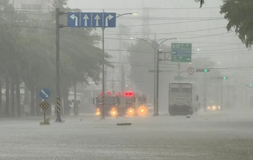 快訊/搗蛋鬼凱米轉進金馬！本島預估「深夜解除陸警」　超大豪雨續轟中南部
