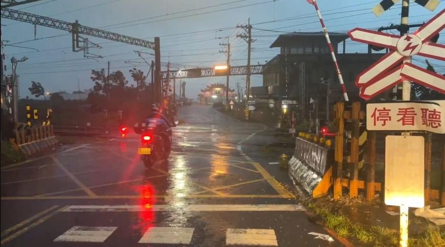 影/蹂躪畫面曝光！台鐵西部幹線「地基掏空」　「暴雨+狂風」煉獄般肆虐