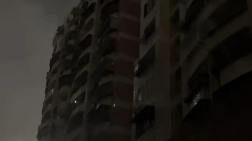 影/恐7天有家歸不得！暴雨灌大樓釀4468戶停電　高雄住戶淚控主委避責