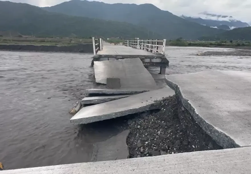 橋斷了！花蓮高寮大橋便道不敵凱米大雨　大水毀橋柔腸寸斷