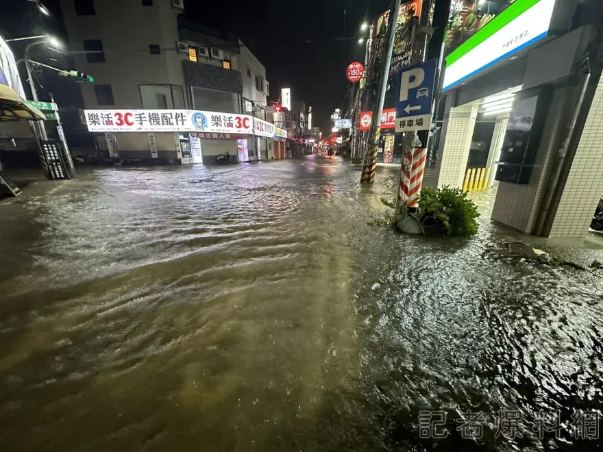 快訊/快被淹成水上大學！虎尾科大校門口「樹倒、水淹小腿肚」豪雨未歇