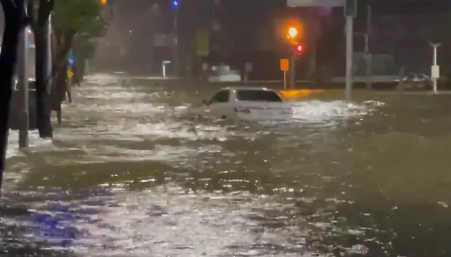 快訊/凱米甩尾襲高雄！豪雨狂炸各地　楠梓近梓官區域嚴重淹水