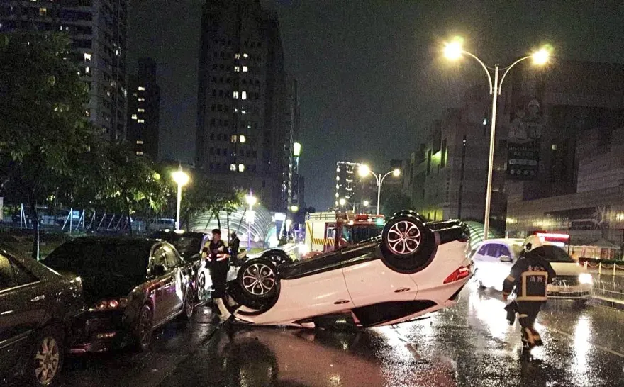 快訊/北市信義區世貿前自小客翻車　30歲男駕駛受傷送醫