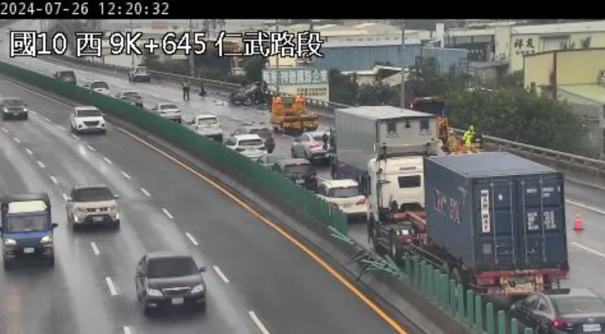 快訊/國10仁武段2車追撞佔內線！小客車翻覆「四腳朝天」　釀1傷、1人受困