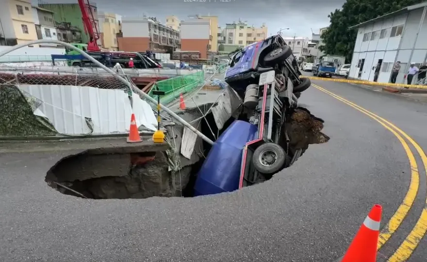 驚險畫面曝！台中天坑吞大車「預拌混泥車整車掉落」　幸駕駛僅輕傷