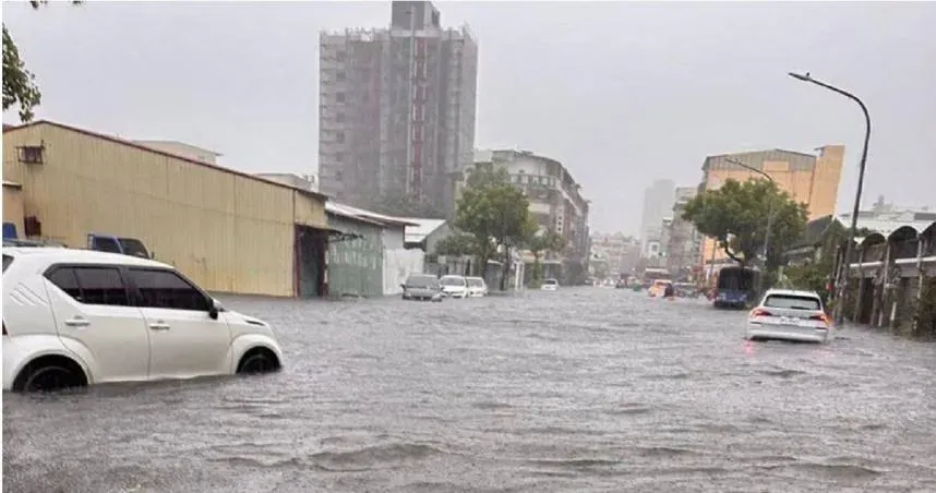 凱米超大雨量重創高雄！岡山欣欣市場用「這招」避淹水　「滿桌機車」奇景曝光