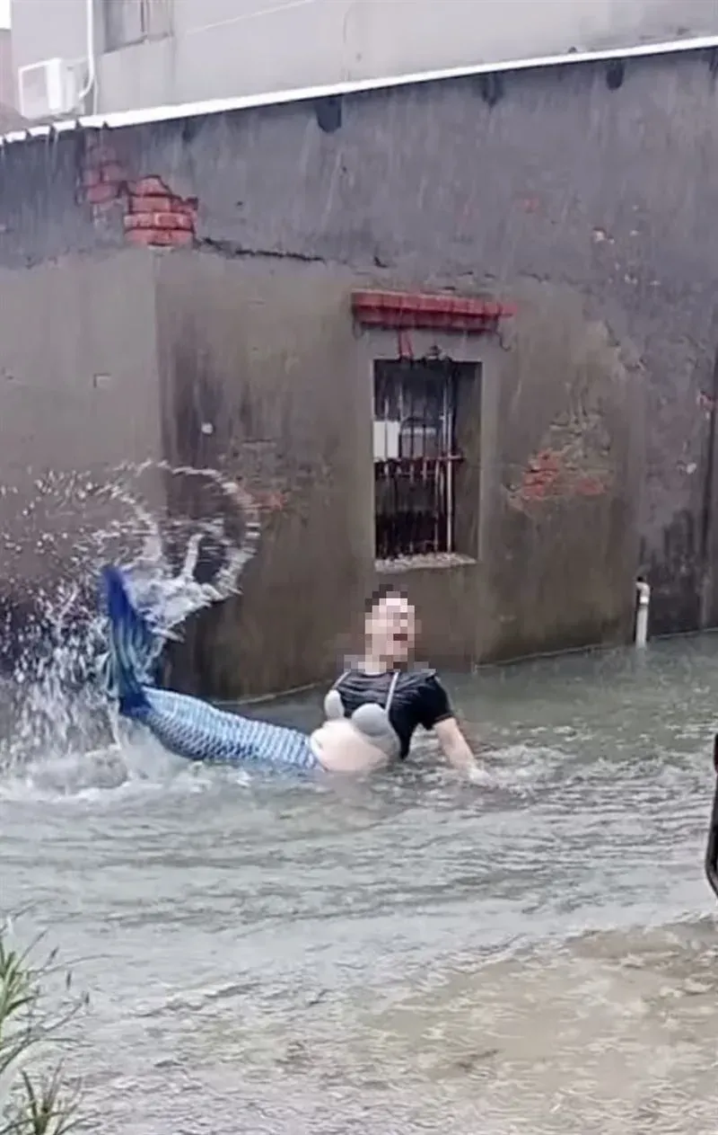 民眾颱風天上街玩大眾湯…苦中作樂　醫狂勸母湯：等於舔馬桶