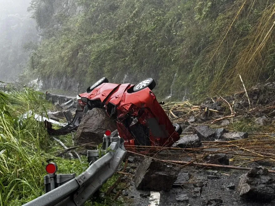快訊/阿里山林鐵班長遇死劫！開車下山返家慘遭巨石砸　緊急送醫仍不治