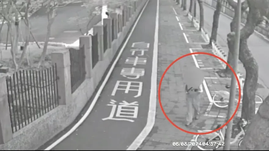 影/外籍男騎Ubike耳機遺留籃子內　男子摸走遭逮竟掰「以為是自己的」