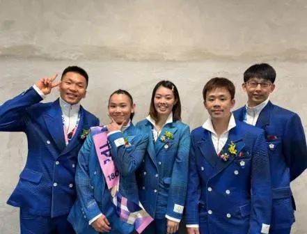 中華隊開幕準備進場！戴資穎與隊友拍照留念、錄影「轉播」：雨有點大
