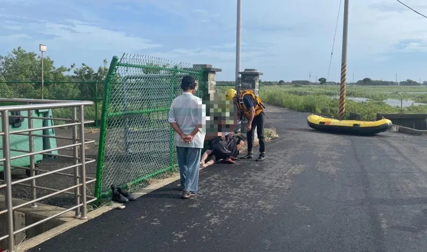 快訊/父崩潰抱屍不語！雲林「10歲童摔落抽水站大排」　遭沖走1天尋獲已溺斃