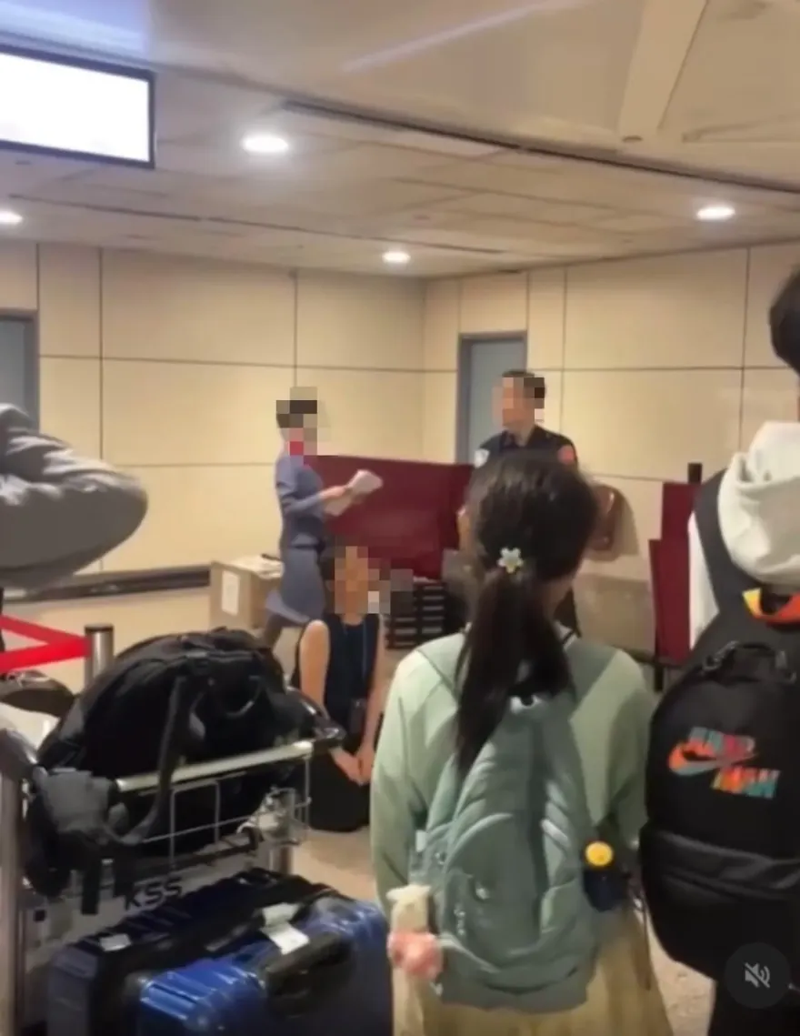 「叫經理來」！華航地勤下跪事件  黑衣男機場飆罵招眾怒