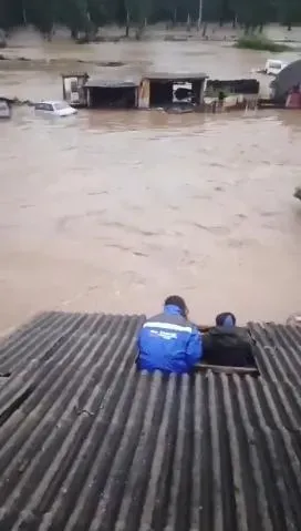 影/俄羅斯暴雨水壩潰堤村莊全淹　居民爬上屋頂躲洪水