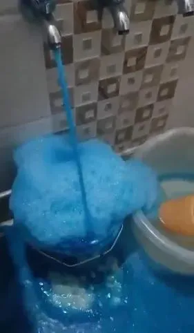 影/超噁！疑牛仔布工廠廢水污染　印度德里自來水竟成亮藍色