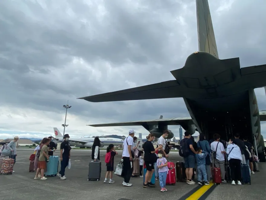 快訊/國軍全力支援！颱風衝擊離島交通　連2日逾300架次軍機疏運