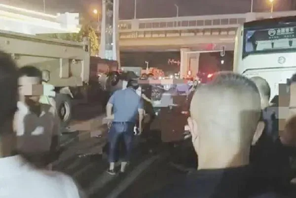 快訊/2員警殉重大車禍！大陸湖南駕駛疑拆遷糾紛蓄意衝撞行人　釀8死5傷