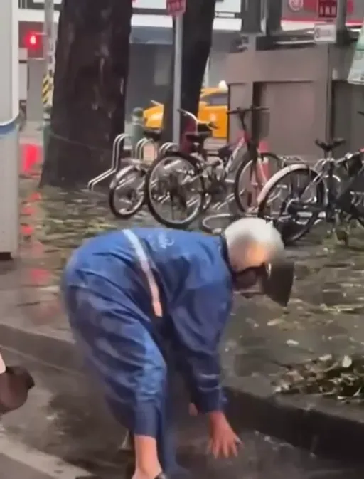 高雄大淹水騎士等紅燈突「徒手清水溝樹葉」　網哭：謝謝好心人