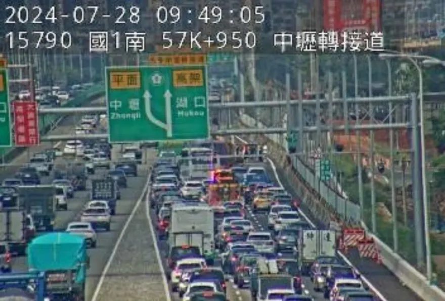 快訊/假日塞爆！國1中壢轉接道南向追撞事故「慘變停車場」