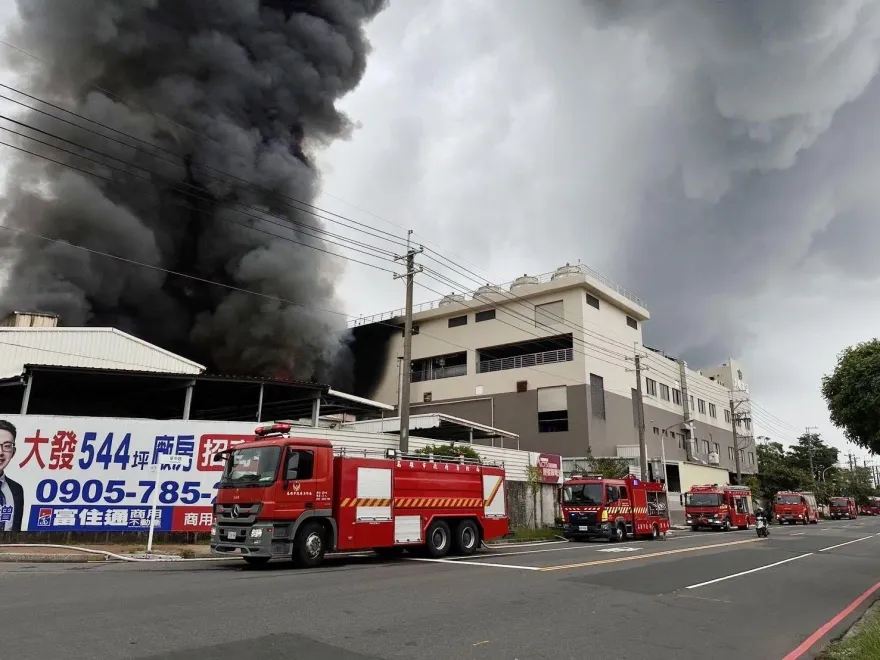 快訊/大發工業區「電路板工廠大火」爆炸聲頻傳　惡臭黑煙沖天