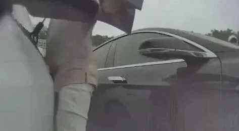 囂張惡男搶充電槍硬拔釀「3萬車損」　特斯拉短裙妹怒喊告：絕不和解