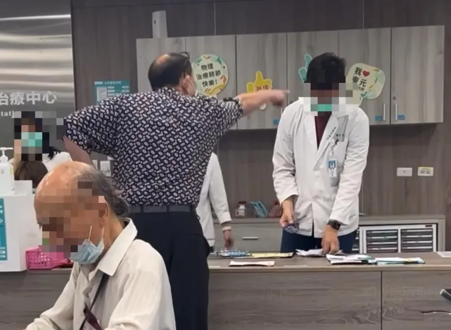 影/竹北驚見醫院言語暴力！囂張男恐嚇復健師「我是院長堂弟、路上相遇得到」