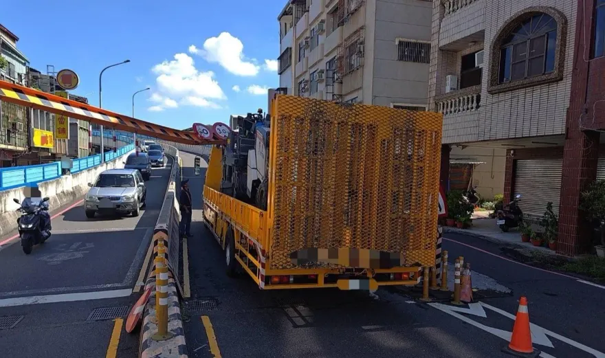 台南大貨車猛撞限高架！鐵架驚悚垮下　長榮鋼便橋全面封閉
