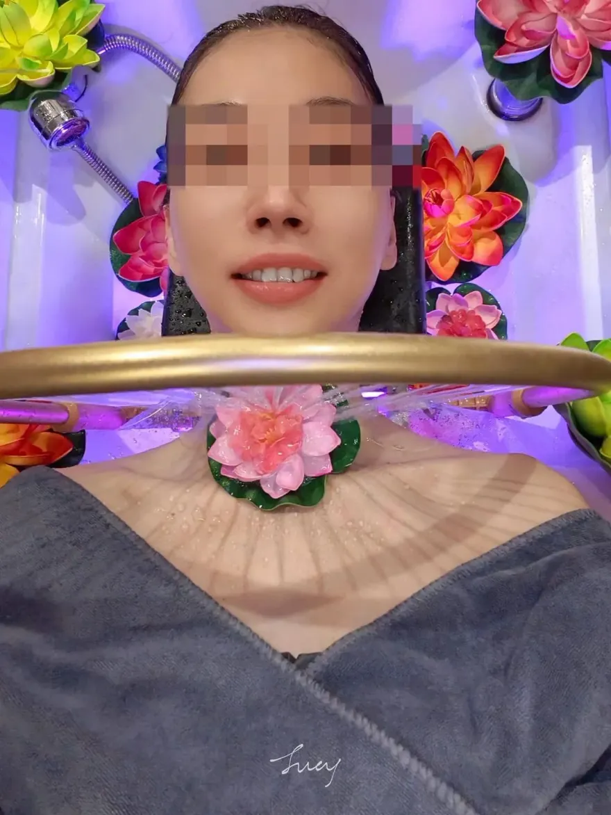 越式洗髮1500元擺花拍照！妹子笑「好險我有表情」　網：音容宛在