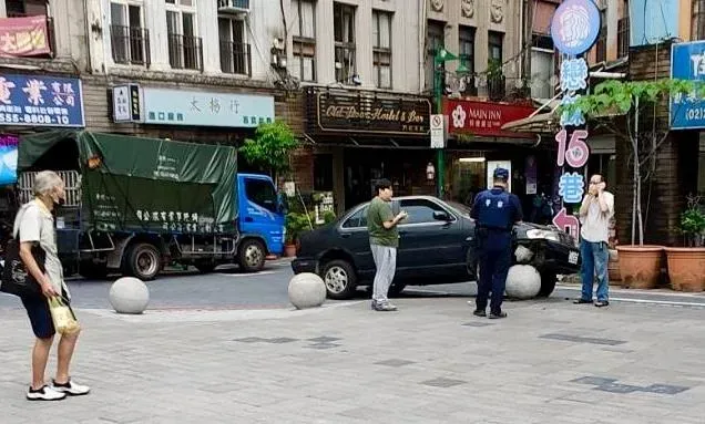 快訊/北市大同區三寶車自撞騎上石墩　59歲男駕駛尬稱「眼睛不好啦」