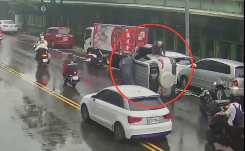 影/新北休旅車撞路邊車輛側躺路中　老翁受困車內熱心民眾助脫困