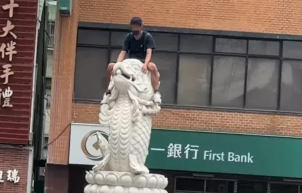 戴口罩還是認得出你！他戲弄城隍廟龍鯉池　民俗專家：未來將受神罰