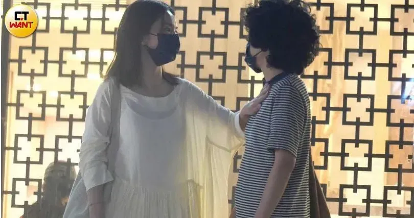 Hebe、短髮女私約全被拍！　路邊「撫摸胸口」返香閨互動曝