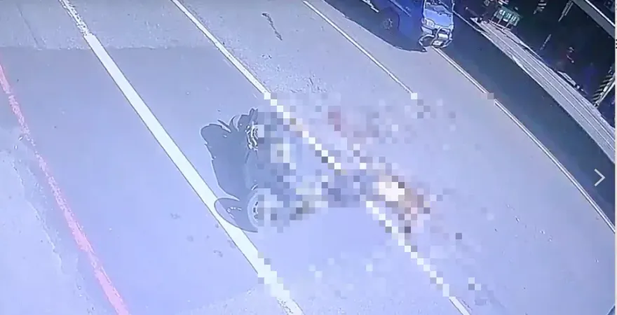 影/慎入！直擊機車遭聯結車輾過　台中68歲男肚破腸流、腦漿四溢