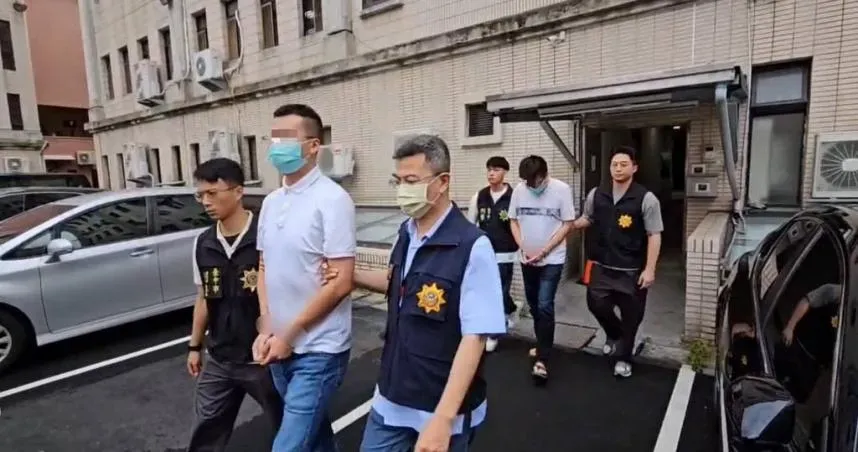 快訊/「校園黃子佼」出現了！惡師女厠針孔偷拍遭收押　通報狼師名單+停職