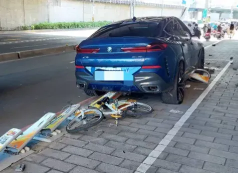 BMW衝撞人行道！YouBike 19根停車柱遭輾平　3台單車不微笑了