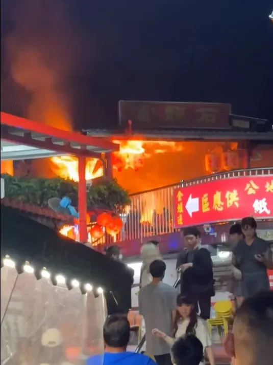 快訊/南投「中寮石龍宮」深夜大火！信眾泡麵吃一半逃命　主委：真的燒了