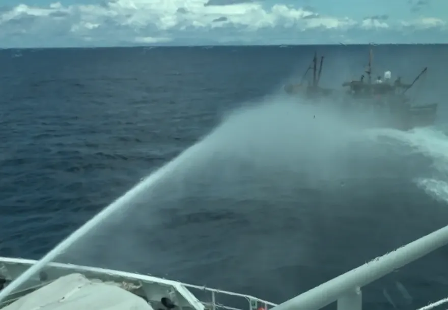 勝榮財36號與大陸漁船擦撞　海巡署：永康艦發射水砲並無不妥