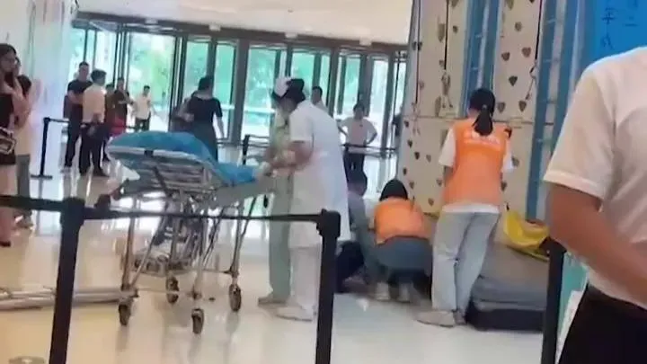 工作人員疏忽「未扣安全帶」！　廣東6歲女童室內攀岩「墜地身亡」