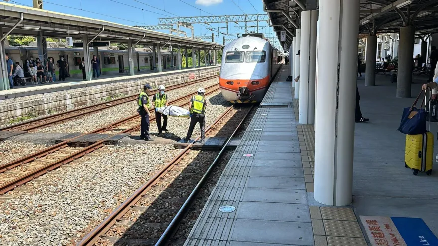 苗栗火車站女子落軌遭輾斃！「身首分離」卡自強號車底　驚悚畫面曝光