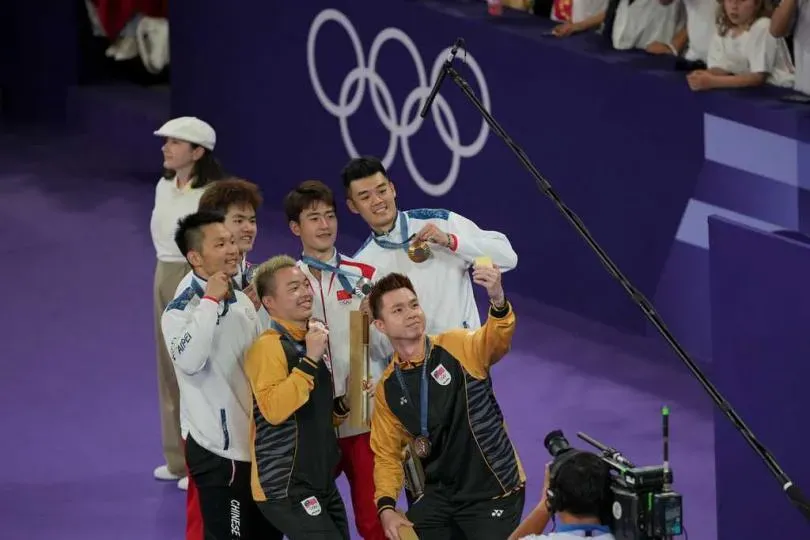 頒獎台選手大合照...李洋：我最後一拍了　大馬選手笑翻