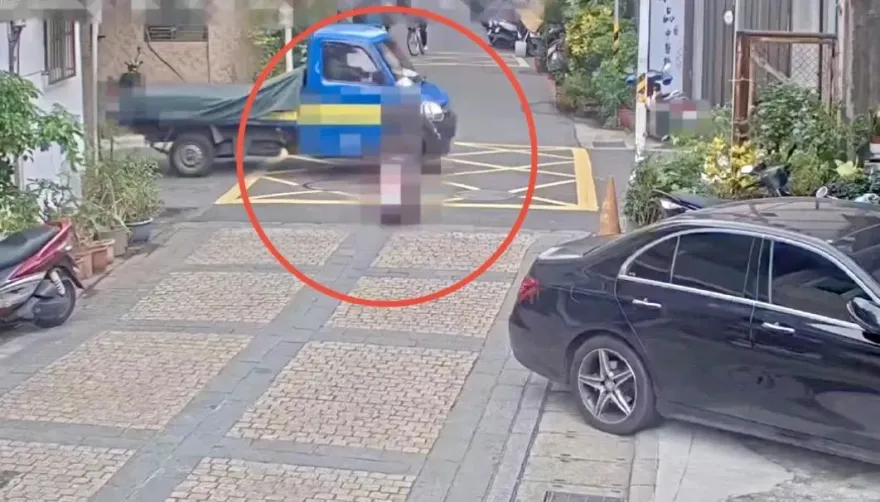 影/驚悚瞬間曝！北市小貨車巷子內撞飛機車　女騎士心臟破裂傷重不治