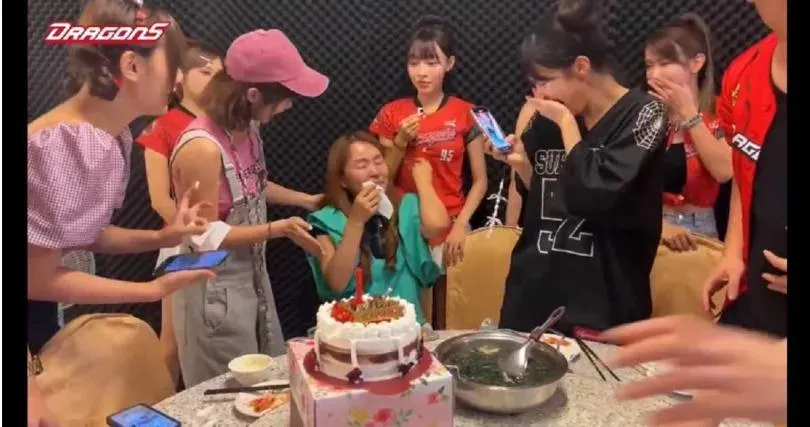李多慧媽媽哭了！來台為愛女慶生　見桌上「1料理」感動落淚