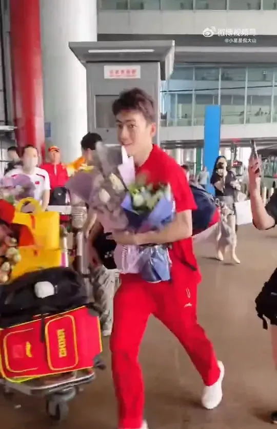 影/人帥爆紅！王昶「收銀」返陸　下飛機遭粉絲包圍追趕「行李都擠沒了」