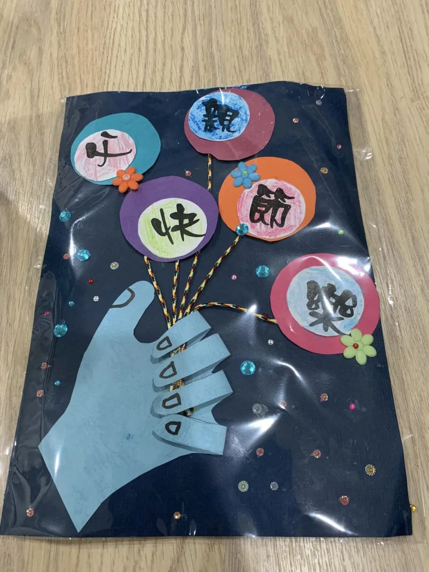 兒送父親節卡片背面竟藏「3萬元學費袋」　網笑：付清節快樂