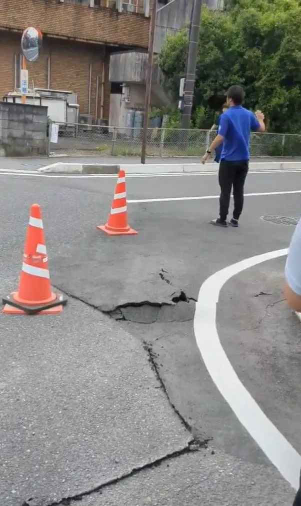 影/7.1強震撼動九州！路裂大洞「出現50公分海嘯」貨架狂晃畫面曝光