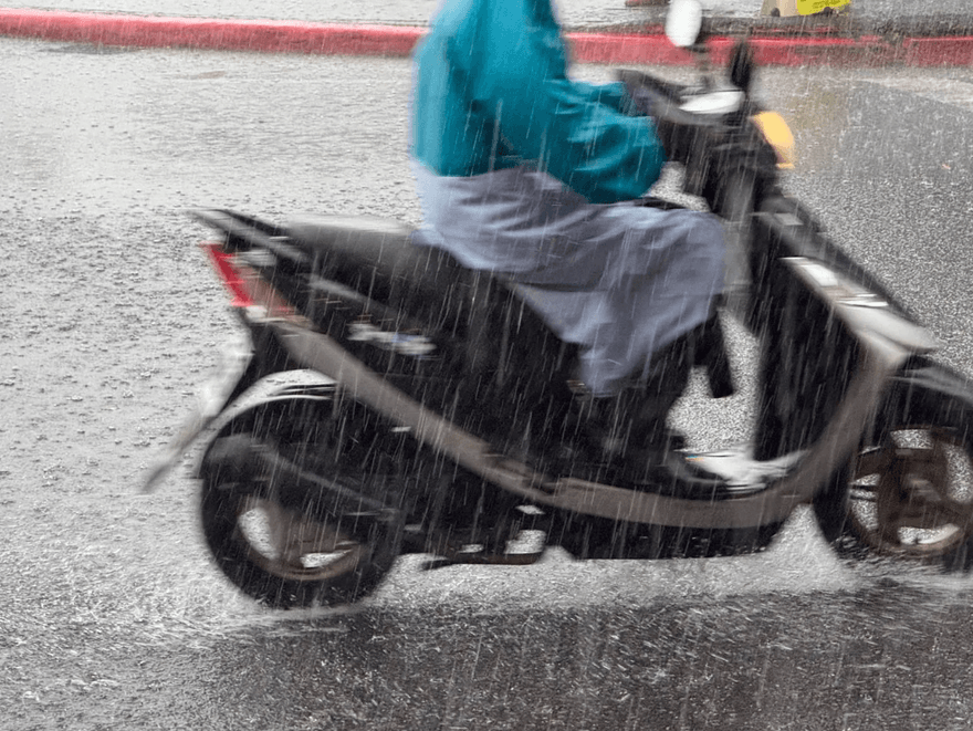 雨區擴大！9縣市大雨特報　大雷雨狂轟4地區