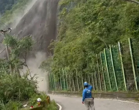 影/驚險直擊！高雄暴雨「藤枝遊樂區」土石瀑布狂瀉　落石阻斷交通