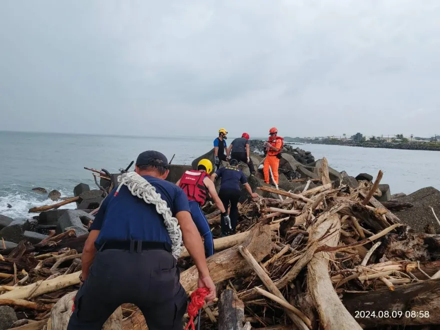 高雄林園消波塊驚見「男乾屍」一碰就碎　疑貨輪失蹤船員