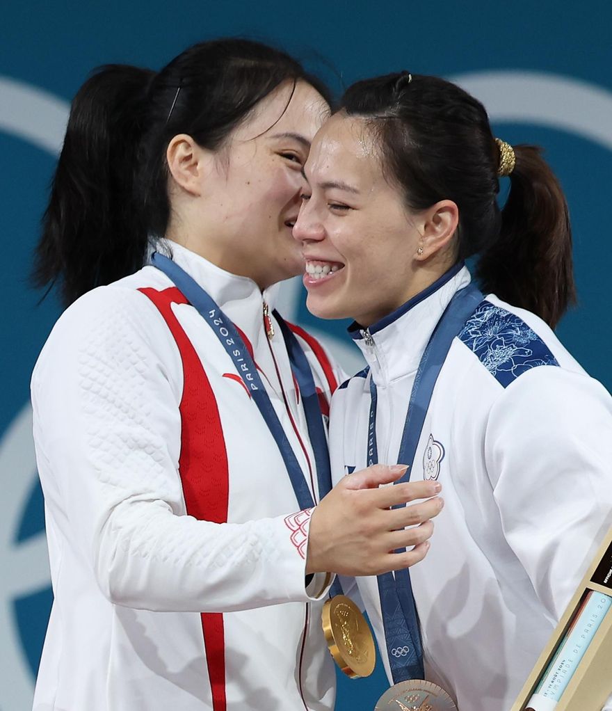 「舉重女神」郭婞淳奪銅！羅詩芳摘金　陸官媒：流淚的老將、愛笑的冠軍