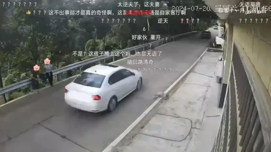 誇張！父母訓練2歲兒「違規自行過馬路」　下秒男童遭撞飛
